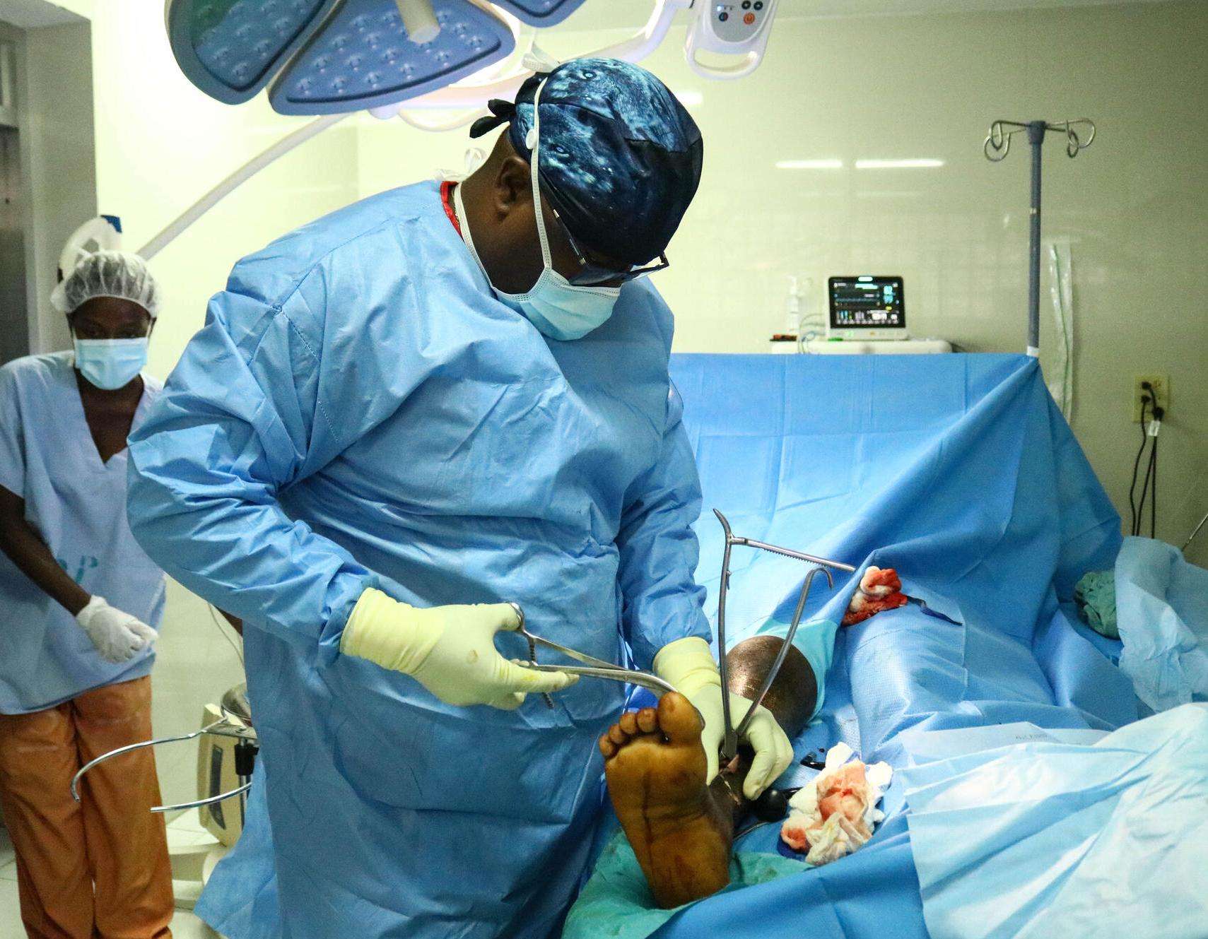 Haiti earthquake - surgery at Saint Antoine hospital, Jérémie