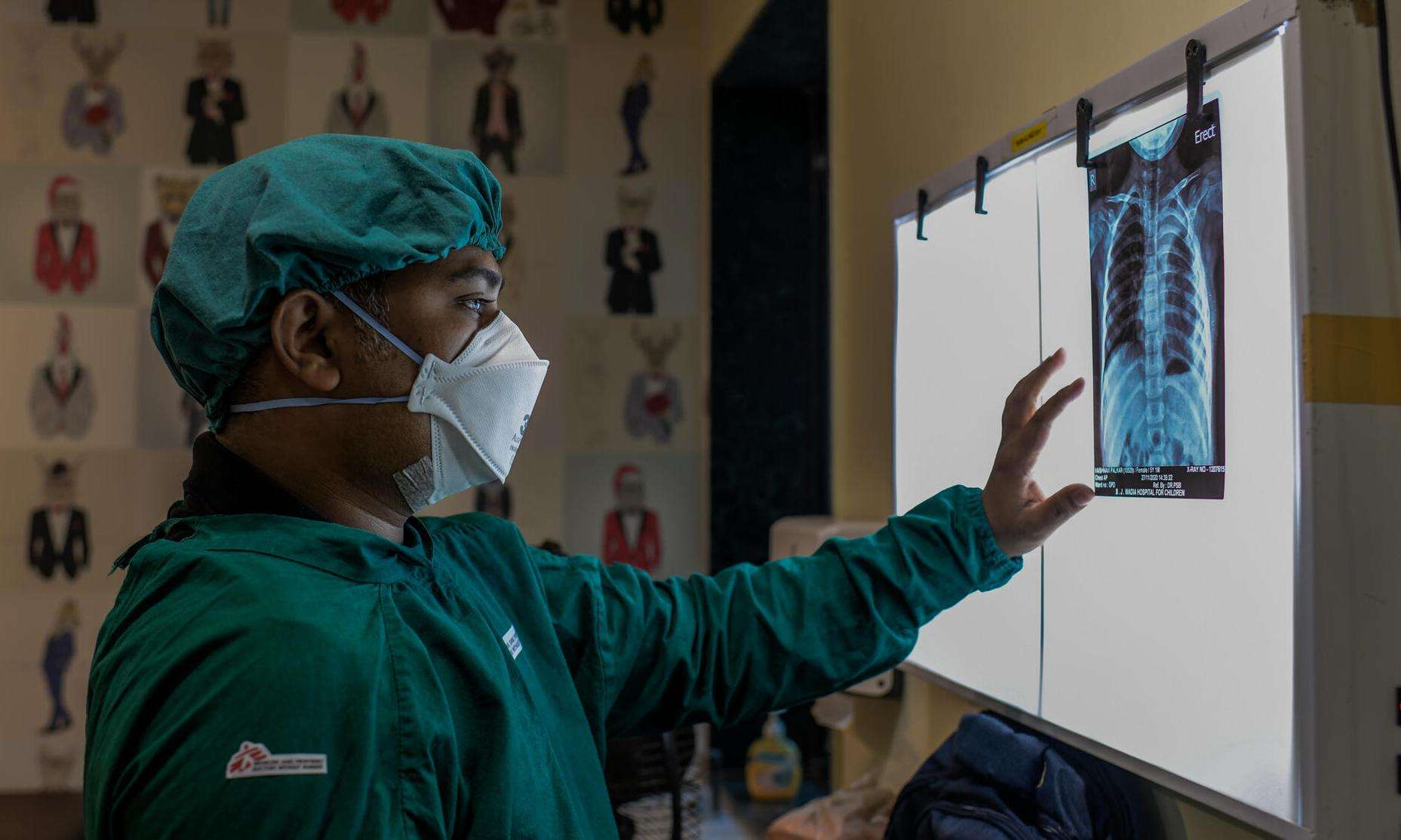 An MSF doctor in India looks at an X-ray of a lung. 