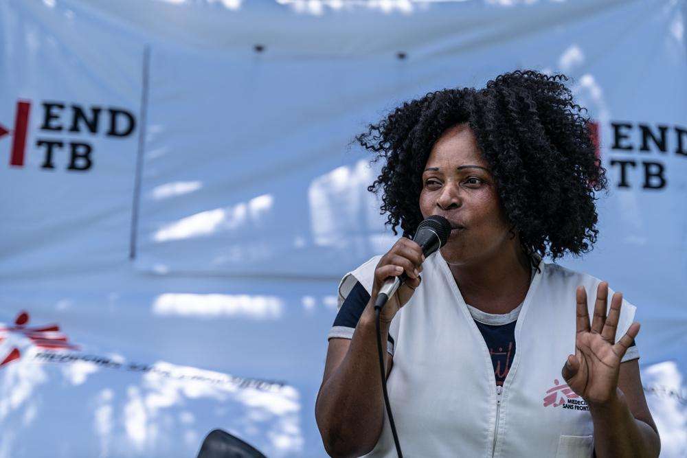 A health promoter in an MSF vets speaks to crowd in Eshowe, South Africa.