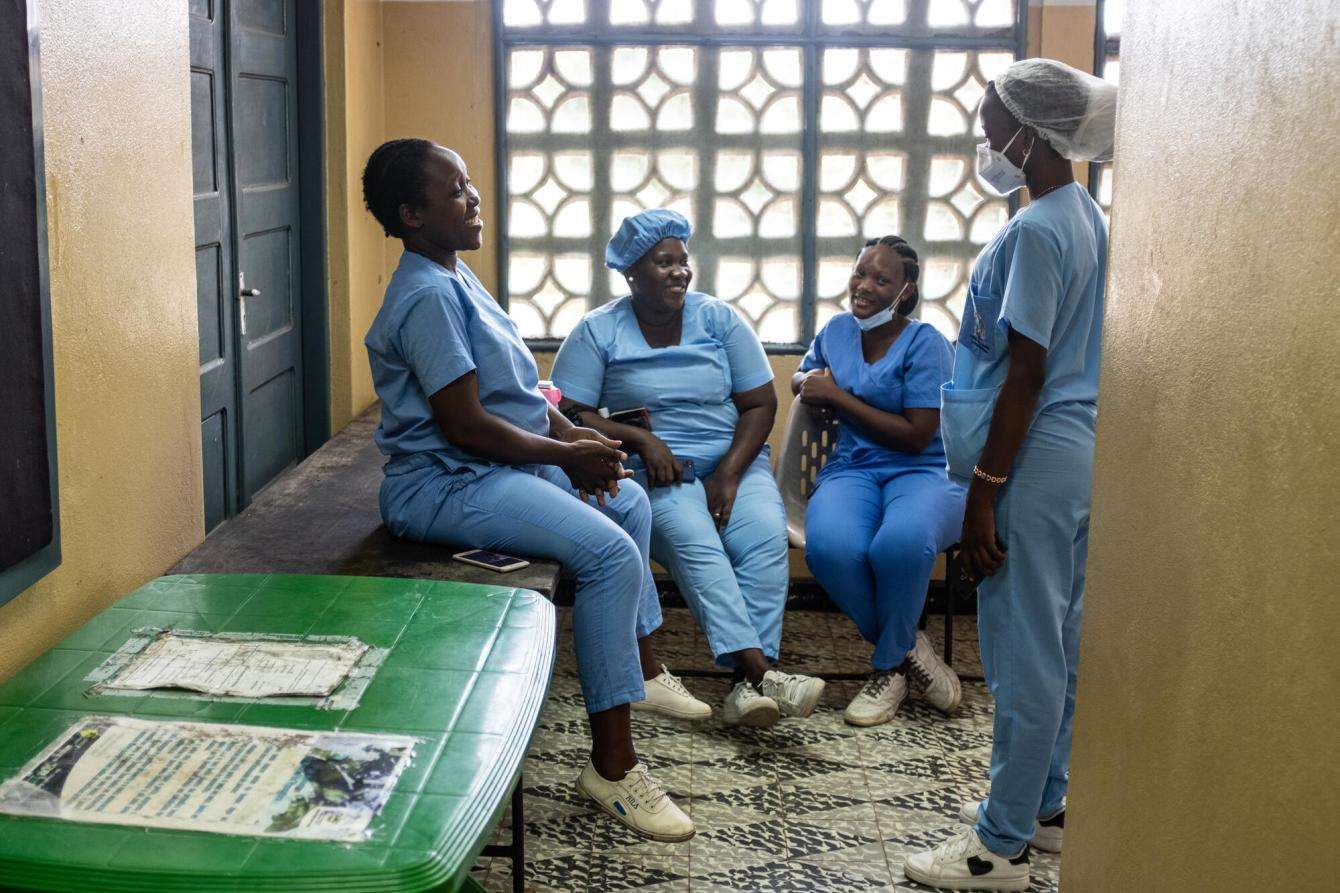 MSF midwives talk with one another at Chingussura health center in Beira, Mozambique.