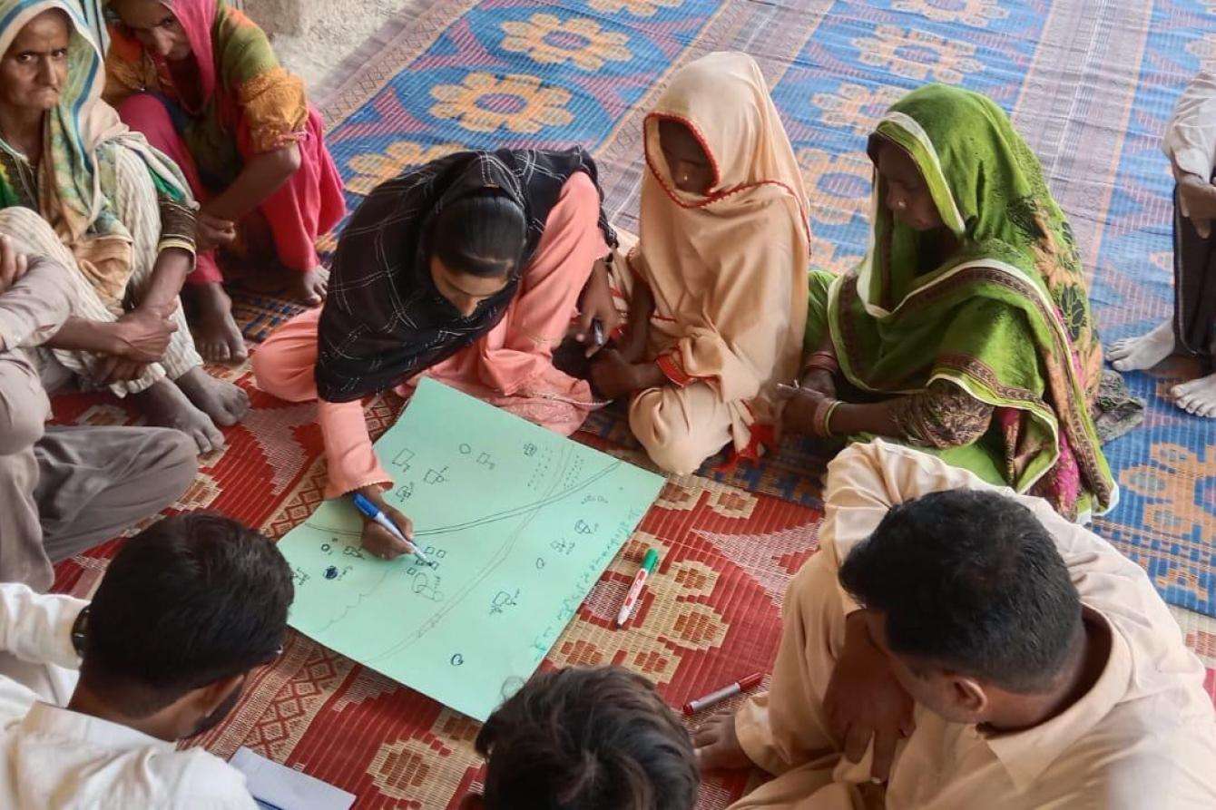 MSF's health promotion team and environmental team conducting a session with flood-affected people from Dadu, Pakistan.