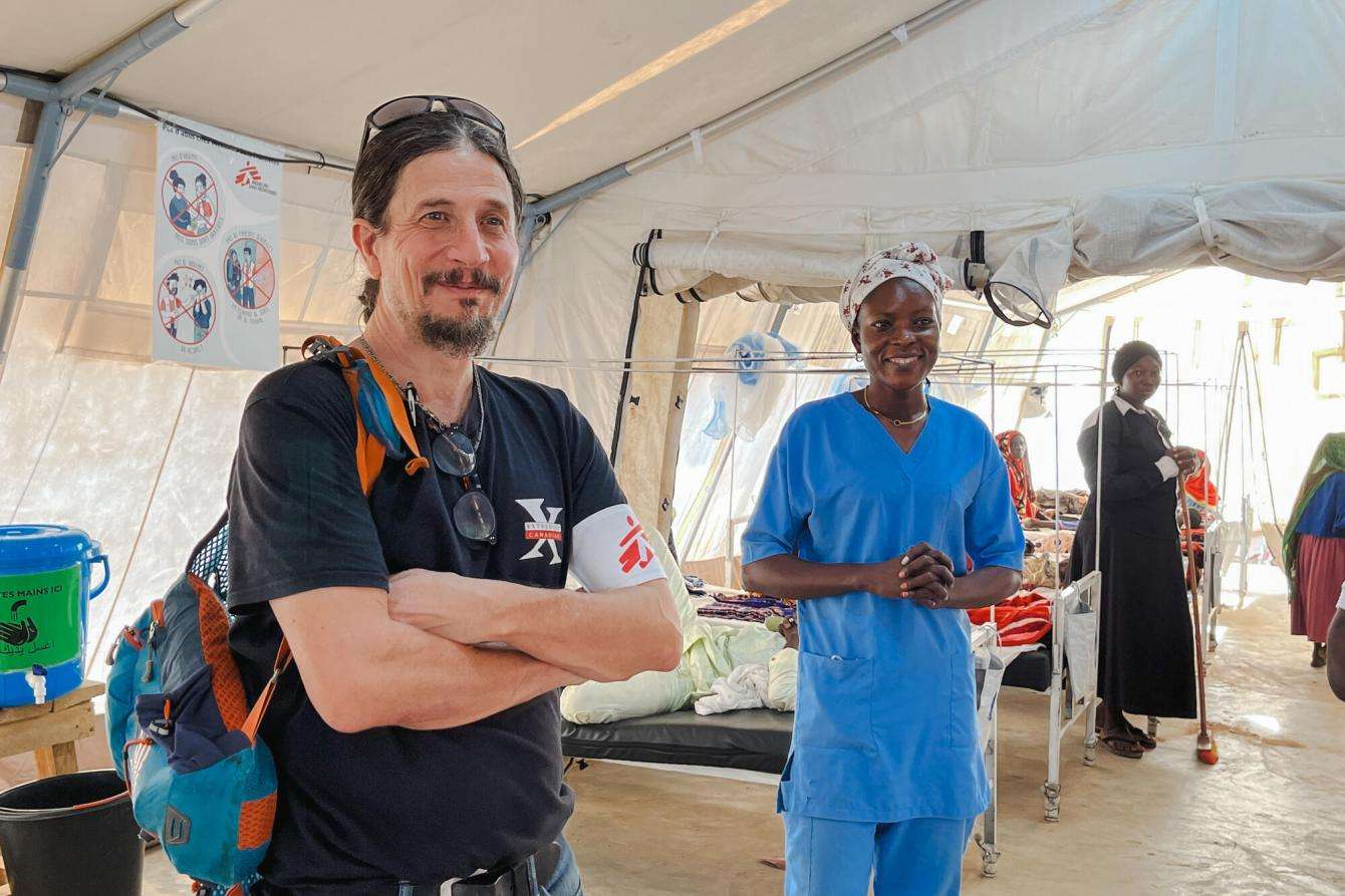 MSF General director Stephen Cornish visits doctors and refugees in Chad