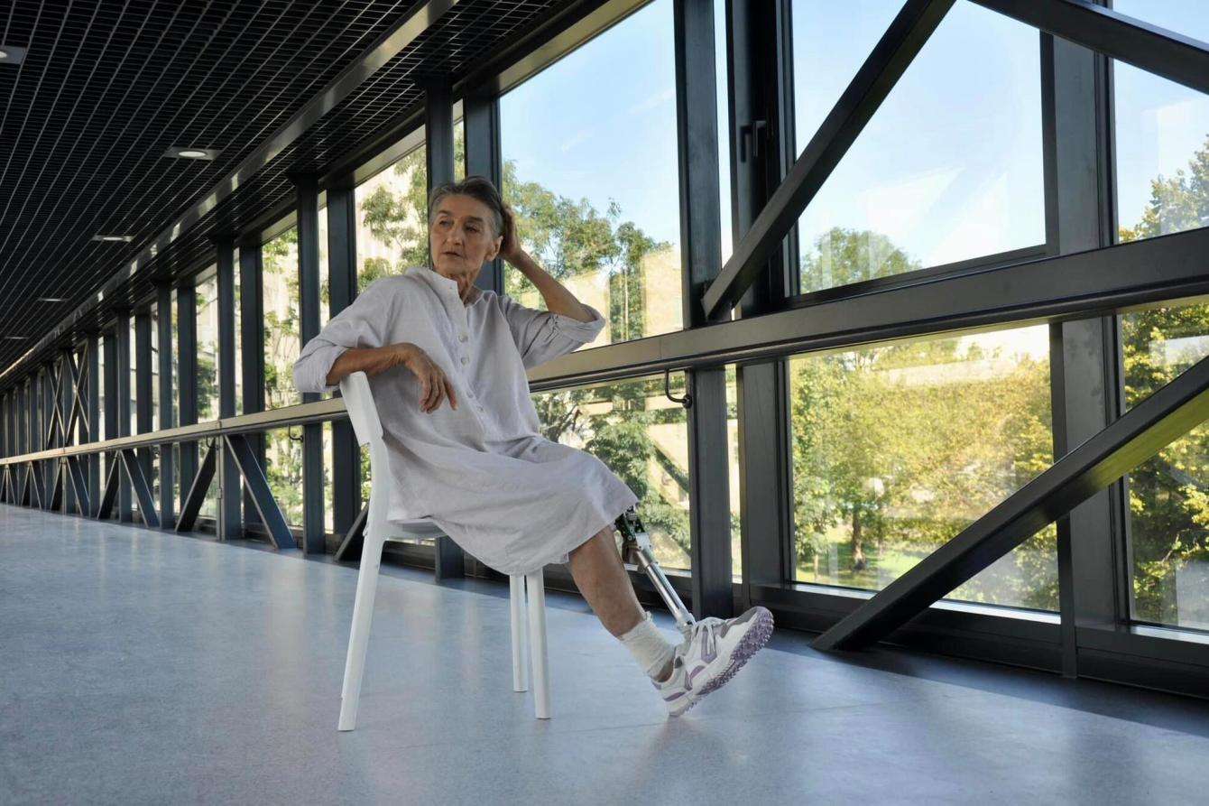 MSF patient Tetiana with her prosthetic leg in Ukraine.